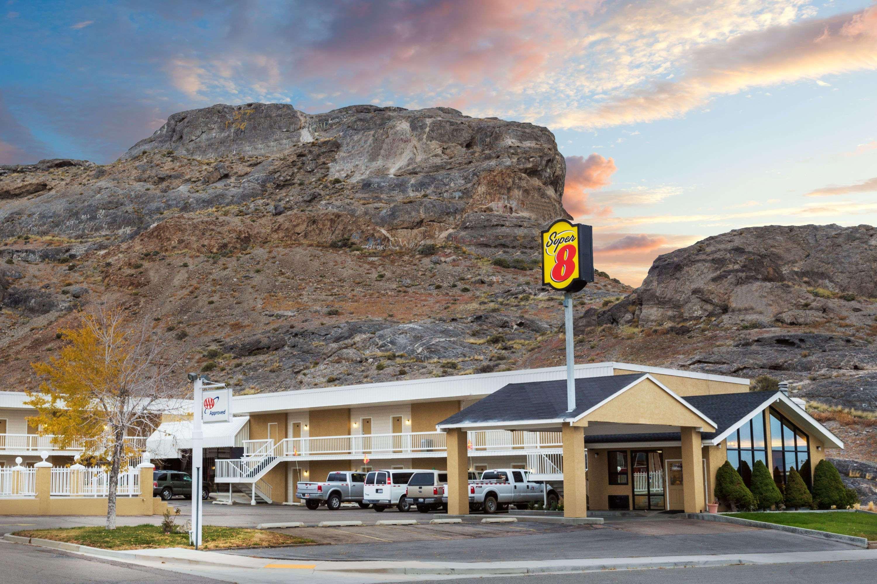 Super 8 By Wyndham Wendover Exterior photo